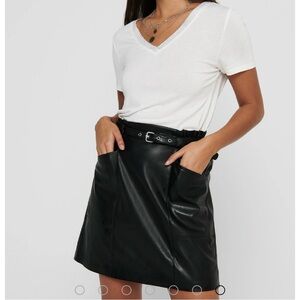NWOT ONLY HEIDI BLACK FAUX LEATHER MINI SKIRT, XS